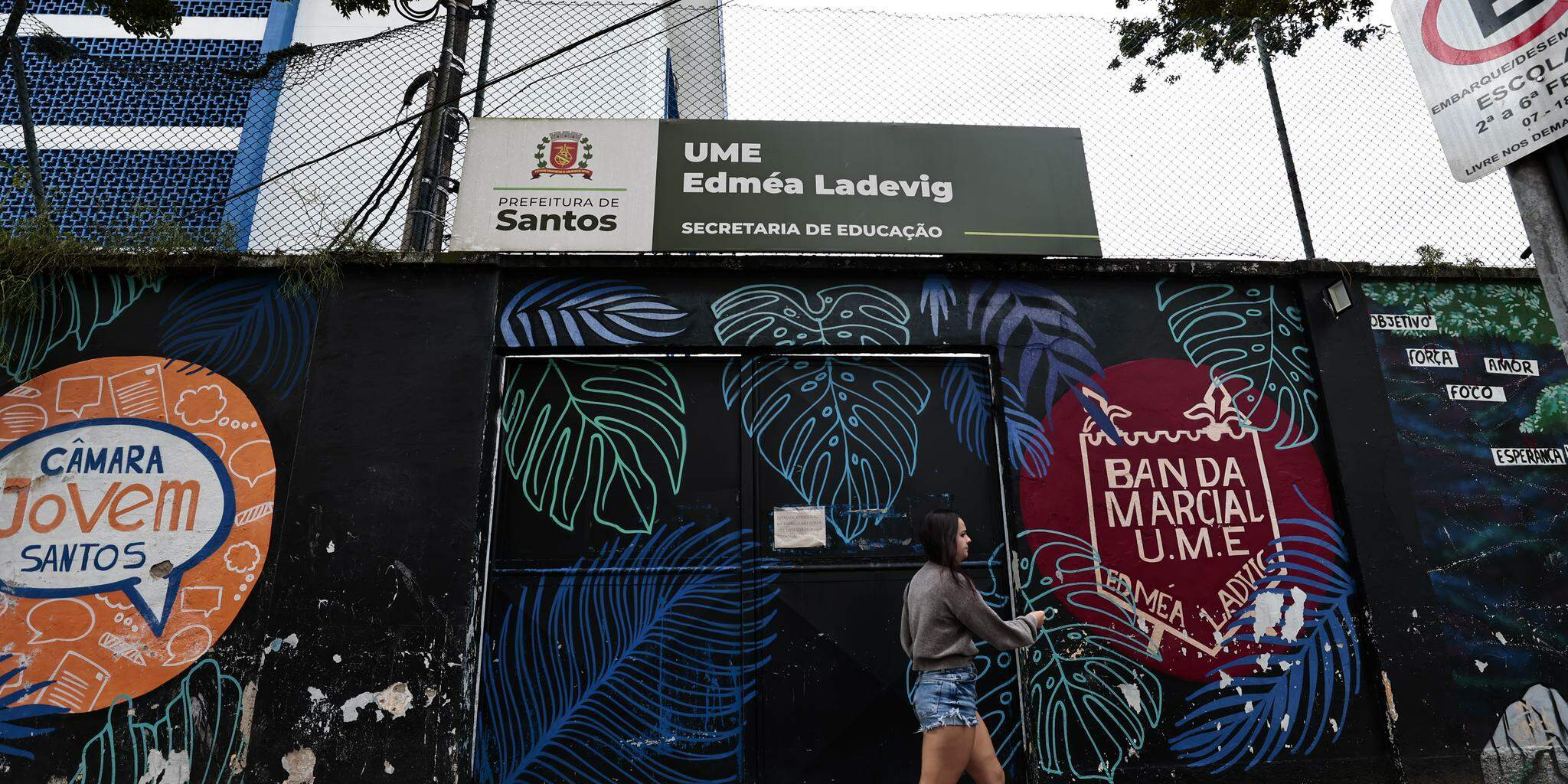 O prédio vem sendo utilizado pela Prefeitura como um abrigo provisório a pessoas em situação de rua