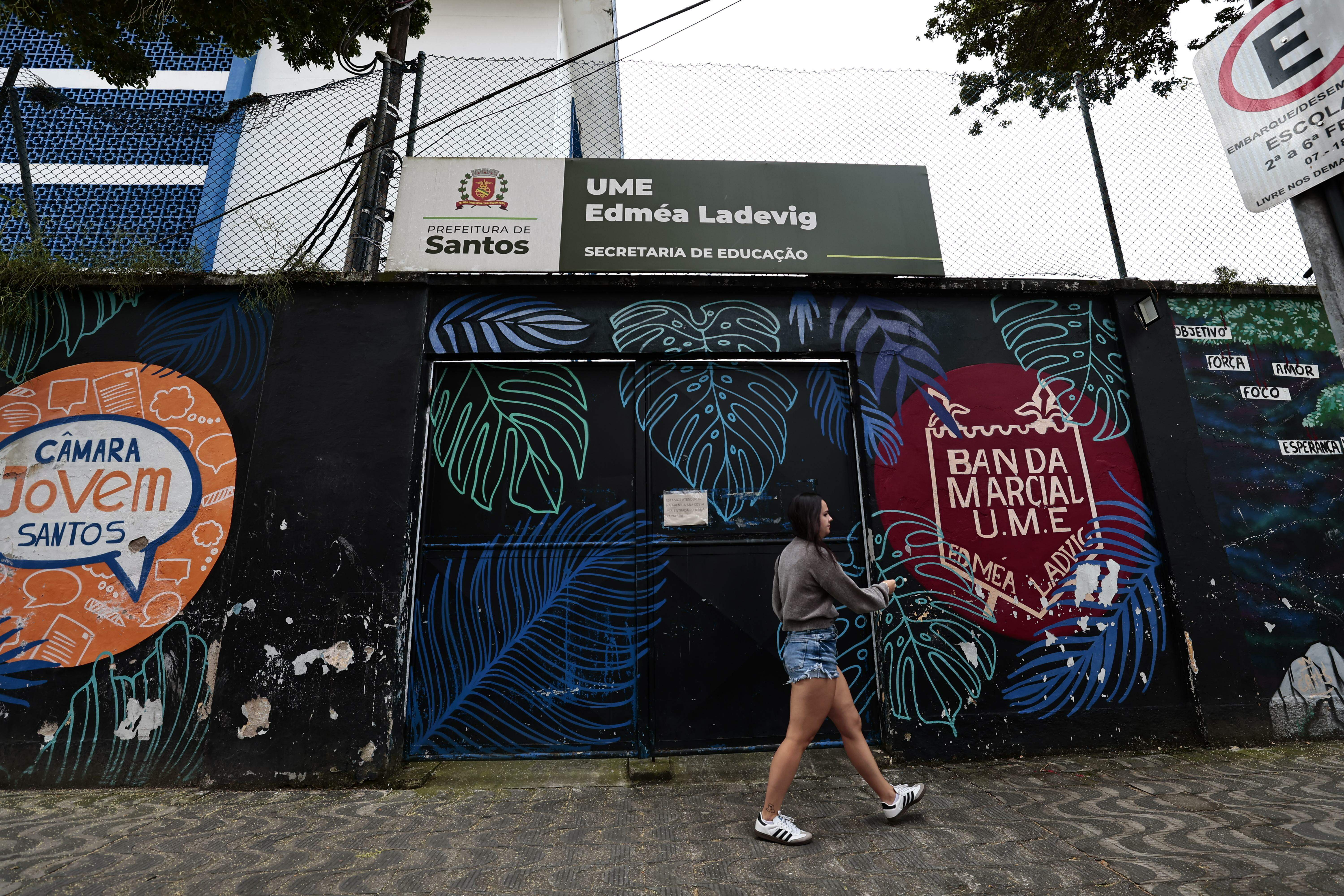 O prédio vem sendo utilizado pela Prefeitura como um abrigo provisório a pessoas em situação de rua