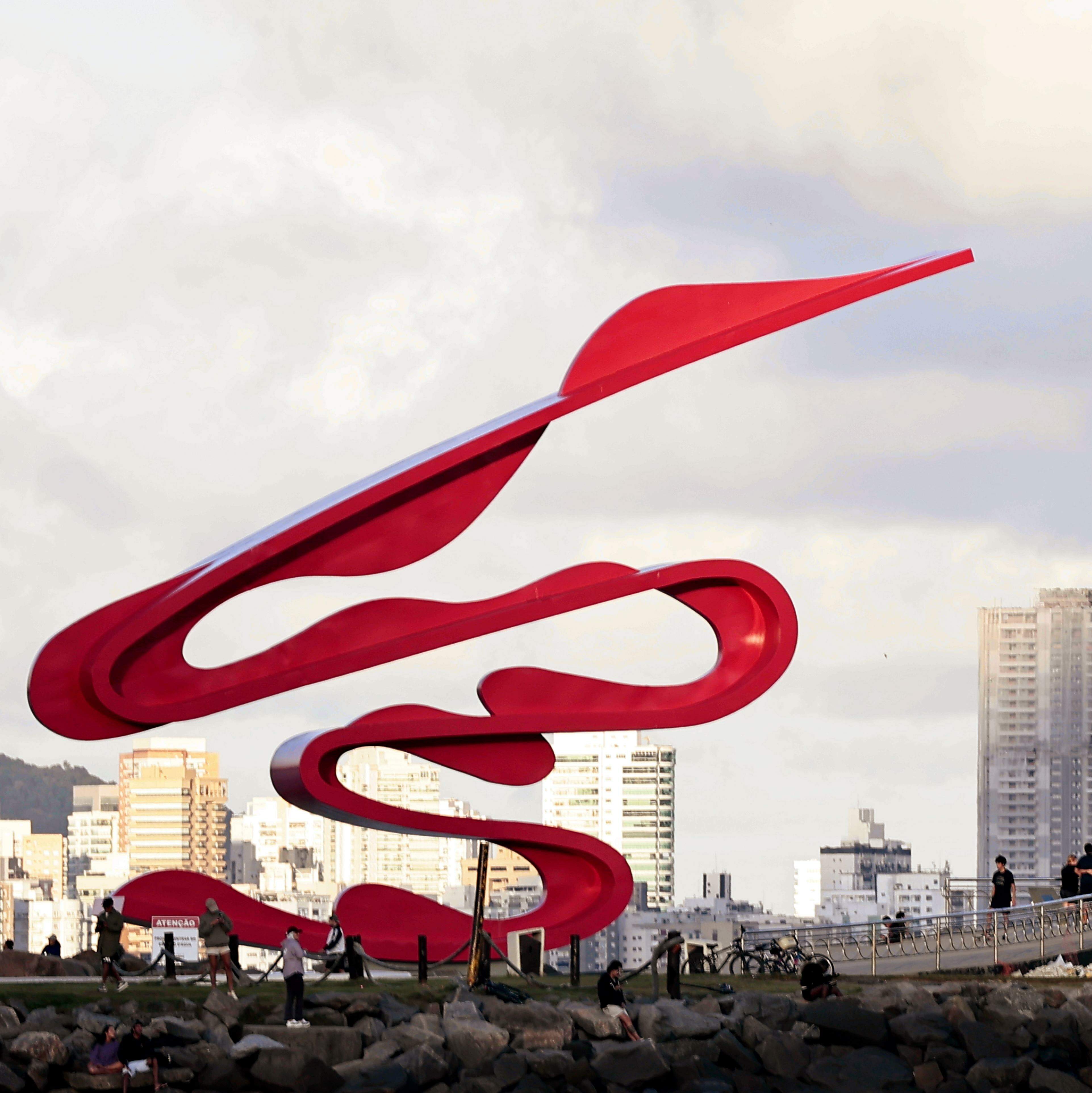 Monumento de Tomie Ohtake, na Praia do José Menino, em Santos, atrai turistas em todos os feriados
