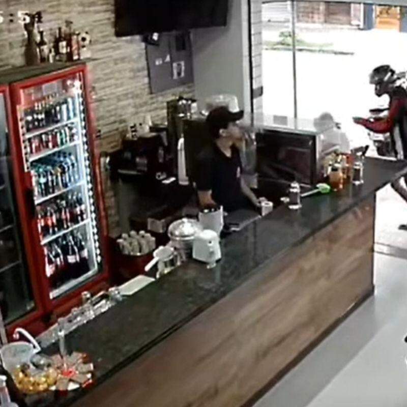 Cliente estava na mesa do bar quando foi abordado por um homem
