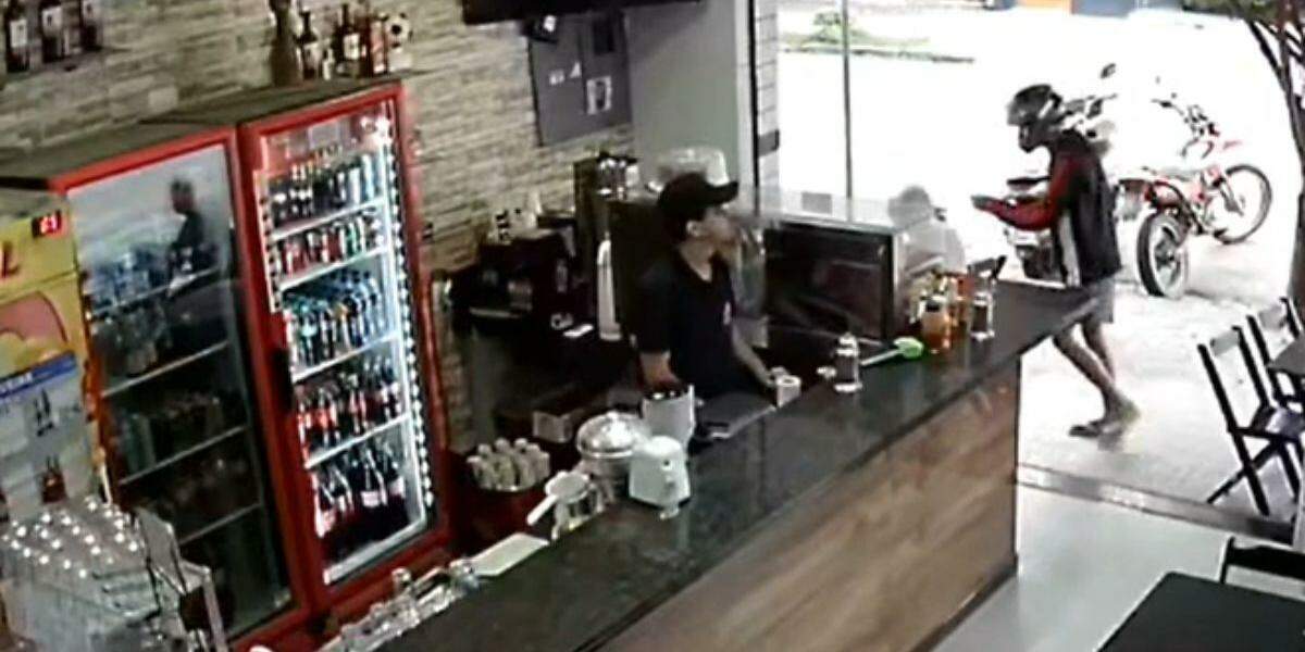 Cliente estava na mesa do bar quando foi abordado por um homem