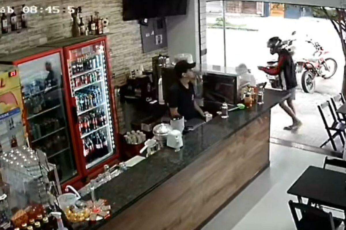 Cliente estava na mesa do bar quando foi abordado por um homem