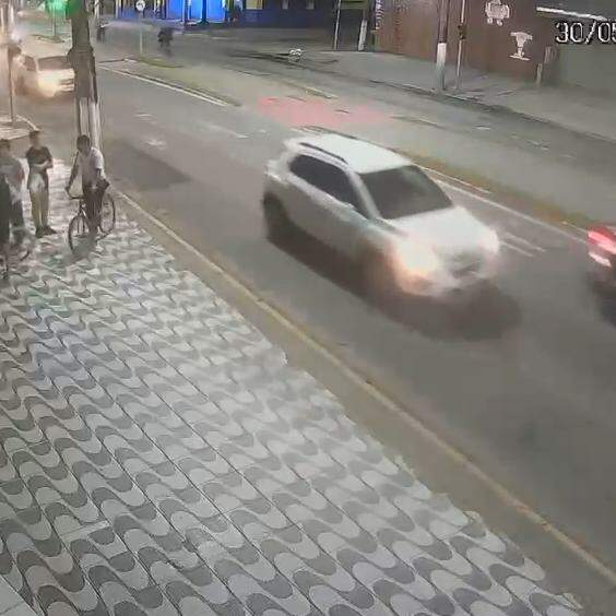 Crime ocorreu em  avenida movimentada de Guarujá