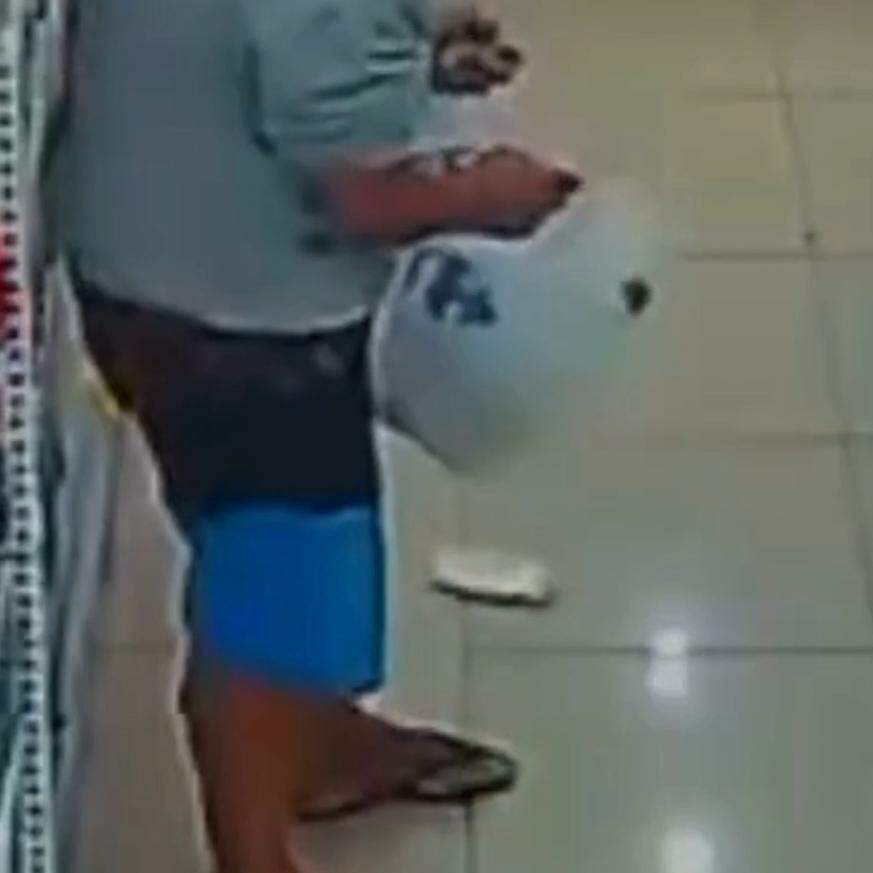 O homem foi localizado nas proximidades dos locais dos crimes e abordado pelos agentes