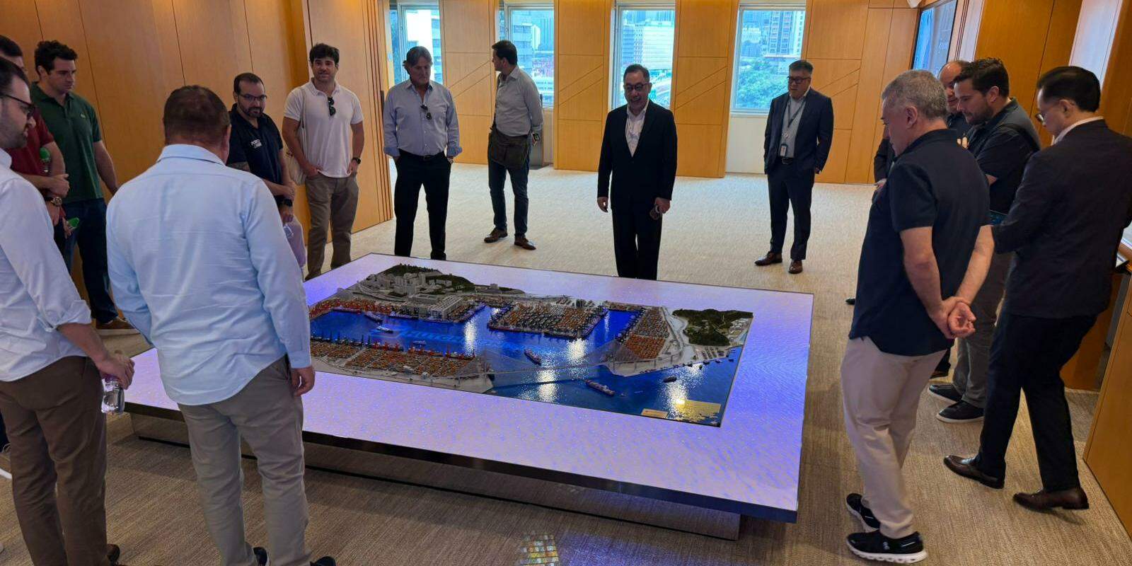 Representatives from Hutchison Ports explain the group's operations to part of the Brazilian delegation