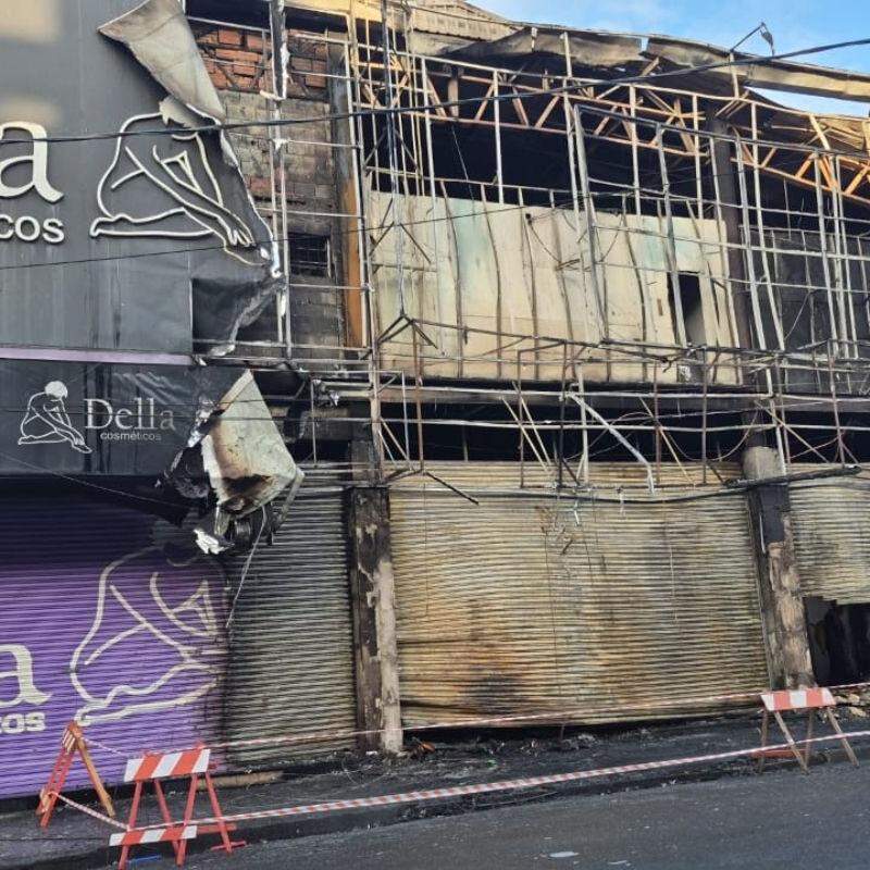Fogo atingiu três estabelecimentos na Rua Frei Gaspar, em São Vicente