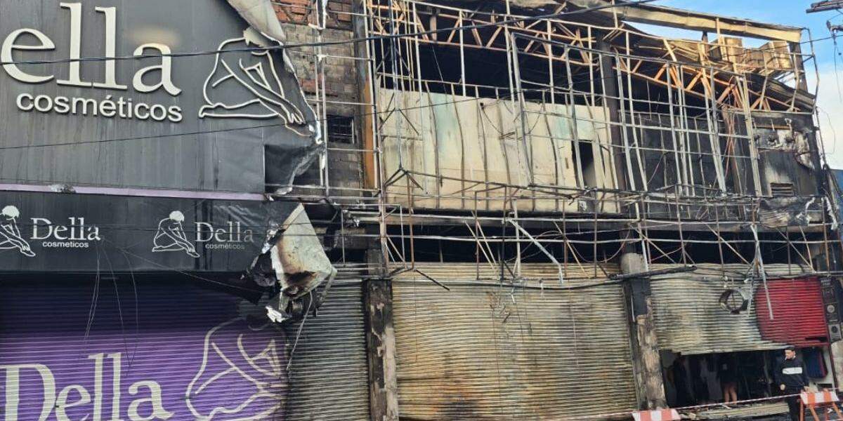 Fogo atingiu três estabelecimentos na Rua Frei Gaspar, em São Vicente