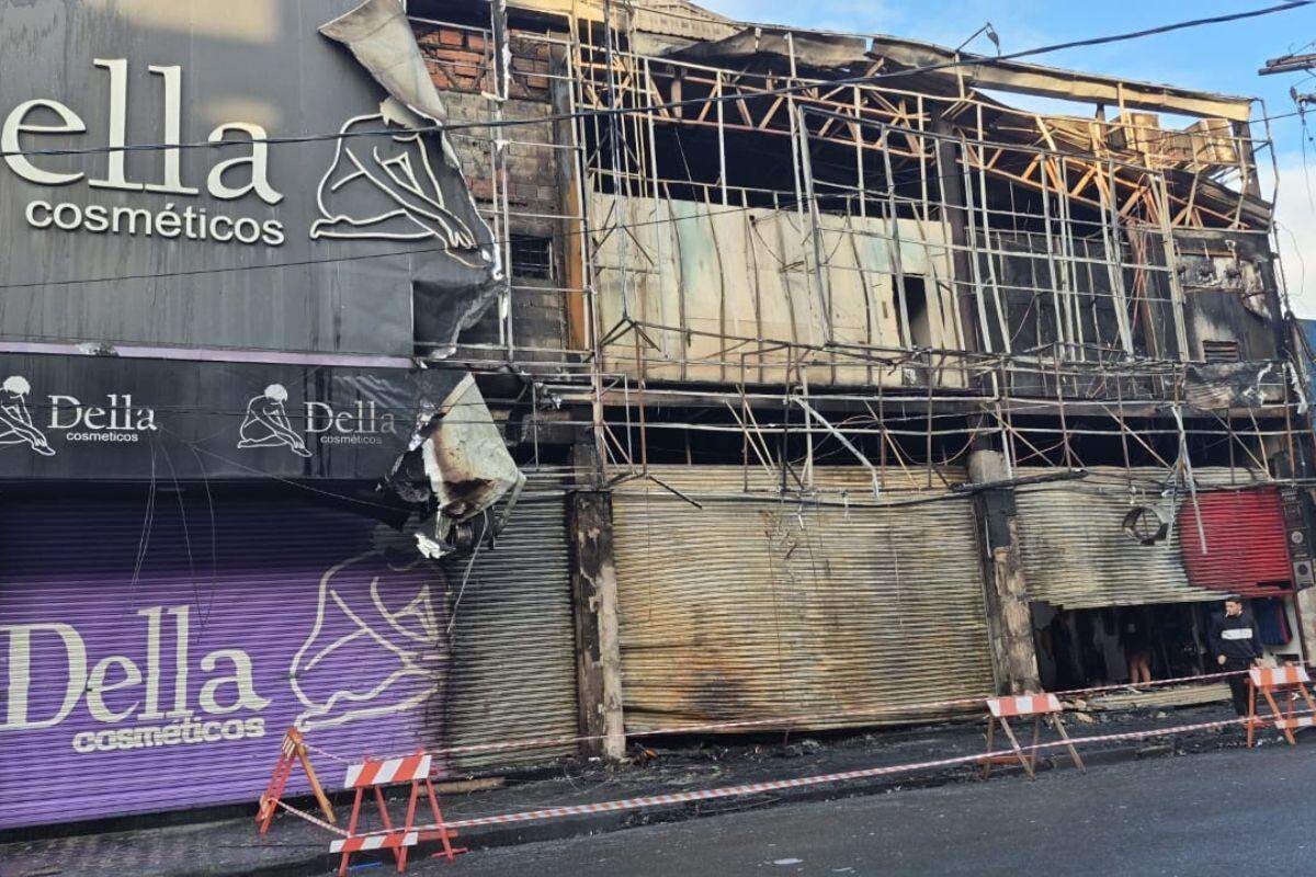 Fogo atingiu três estabelecimentos na Rua Frei Gaspar, em São Vicente