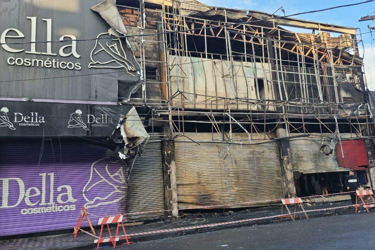 Fogo atingiu três estabelecimentos na Rua Frei Gaspar, em São Vicente