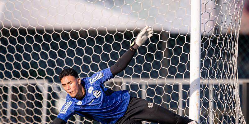 Integrado ao elenco profissional do Santos, João Pedro também atua pela equipe sub-20 do Peixe