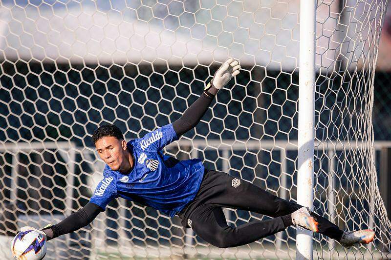Integrado ao elenco profissional do Santos, João Pedro também atua pela equipe sub-20 do Peixe