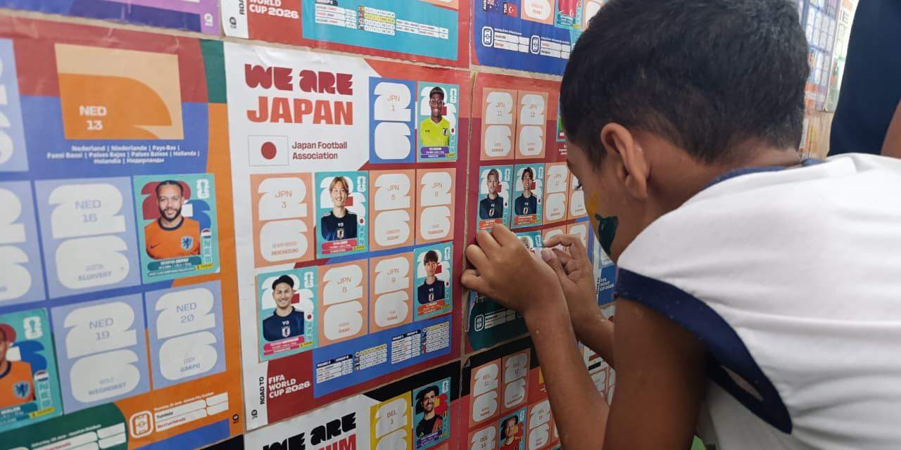 As aulas começam às 7 horas, mas logo que chegam, os alunos já querem colar figurinhas.