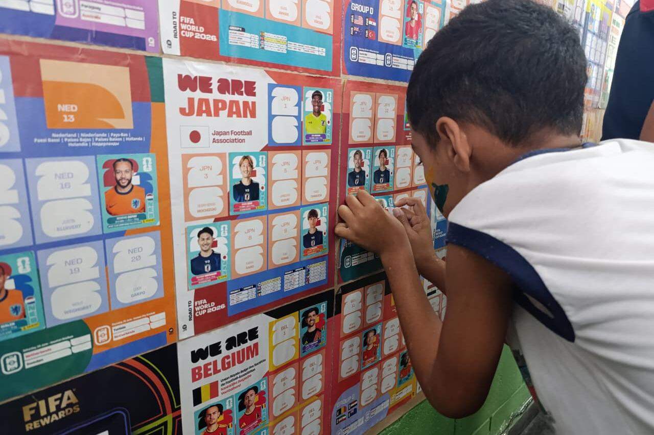 As aulas começam às 7 horas, mas logo que chegam, os alunos já querem colar figurinhas.