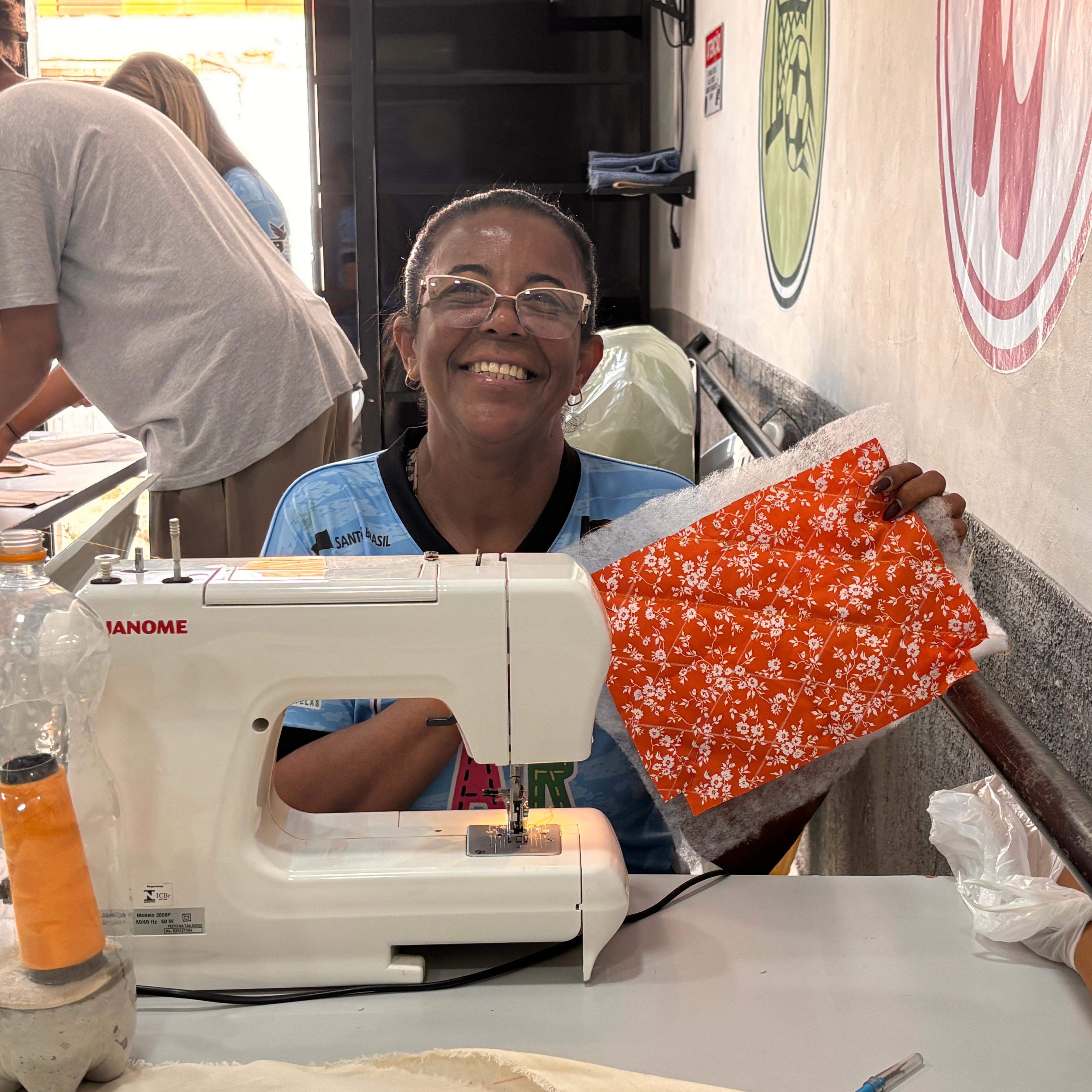 Adriana de Oliveira Santana, moradora de Guarujá, encontrou no Projeto MAR – Mulheres Artesãs a oportunidade para ampliar a renda