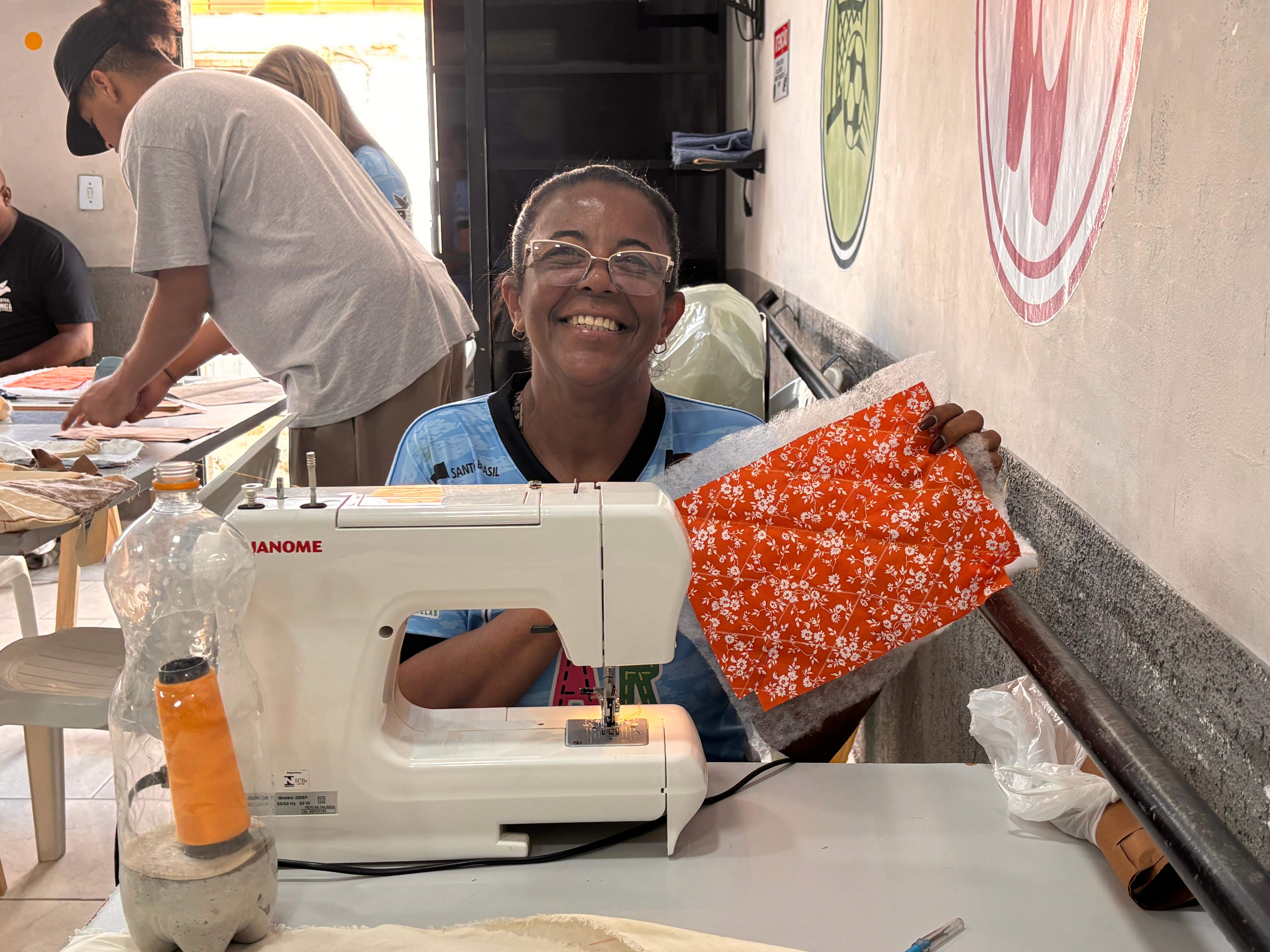 Adriana de Oliveira Santana, moradora de Guarujá, encontrou no Projeto MAR – Mulheres Artesãs a oportunidade para ampliar a renda
