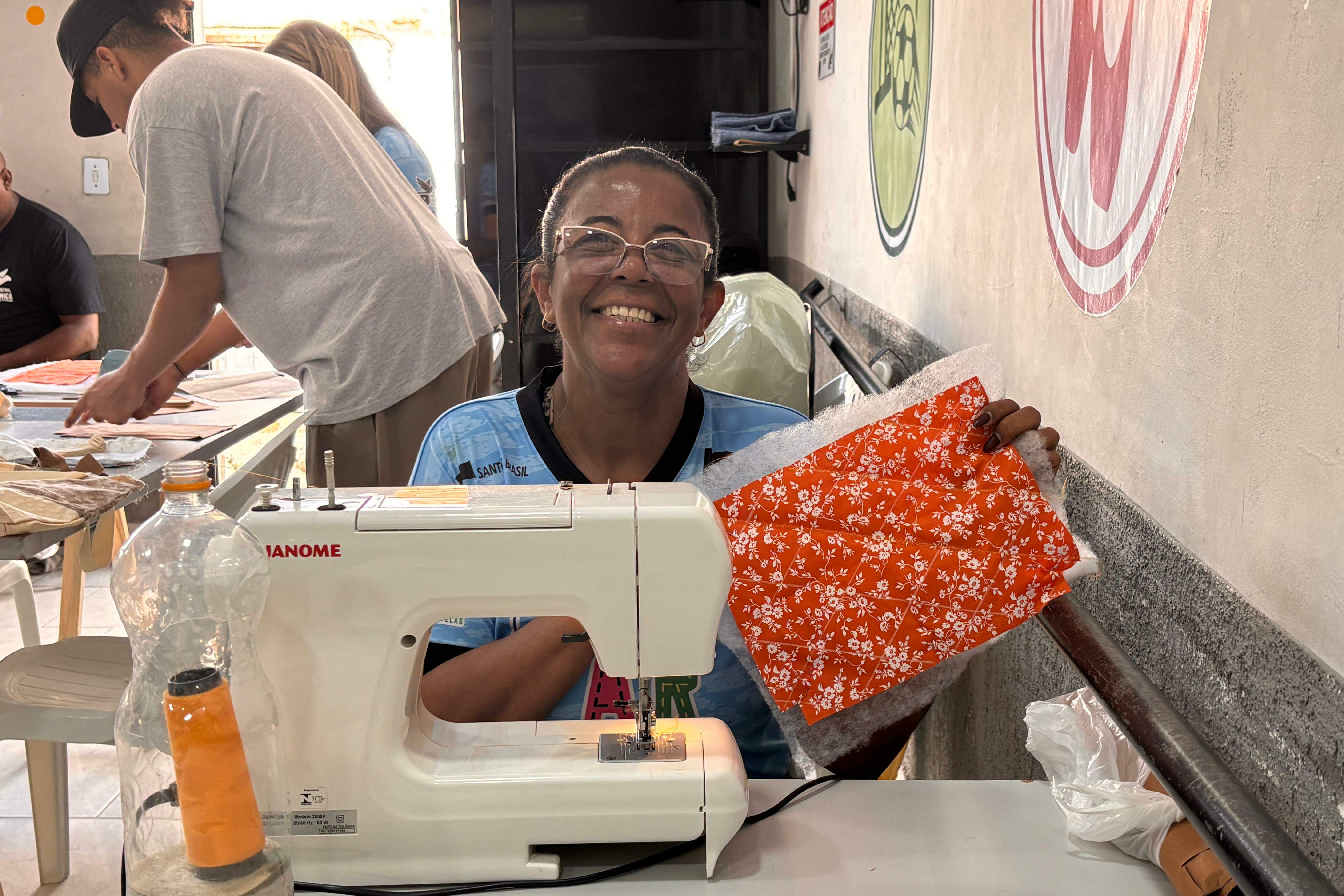 Adriana de Oliveira Santana, moradora de Guarujá, encontrou no Projeto MAR – Mulheres Artesãs a oportunidade para ampliar a renda
