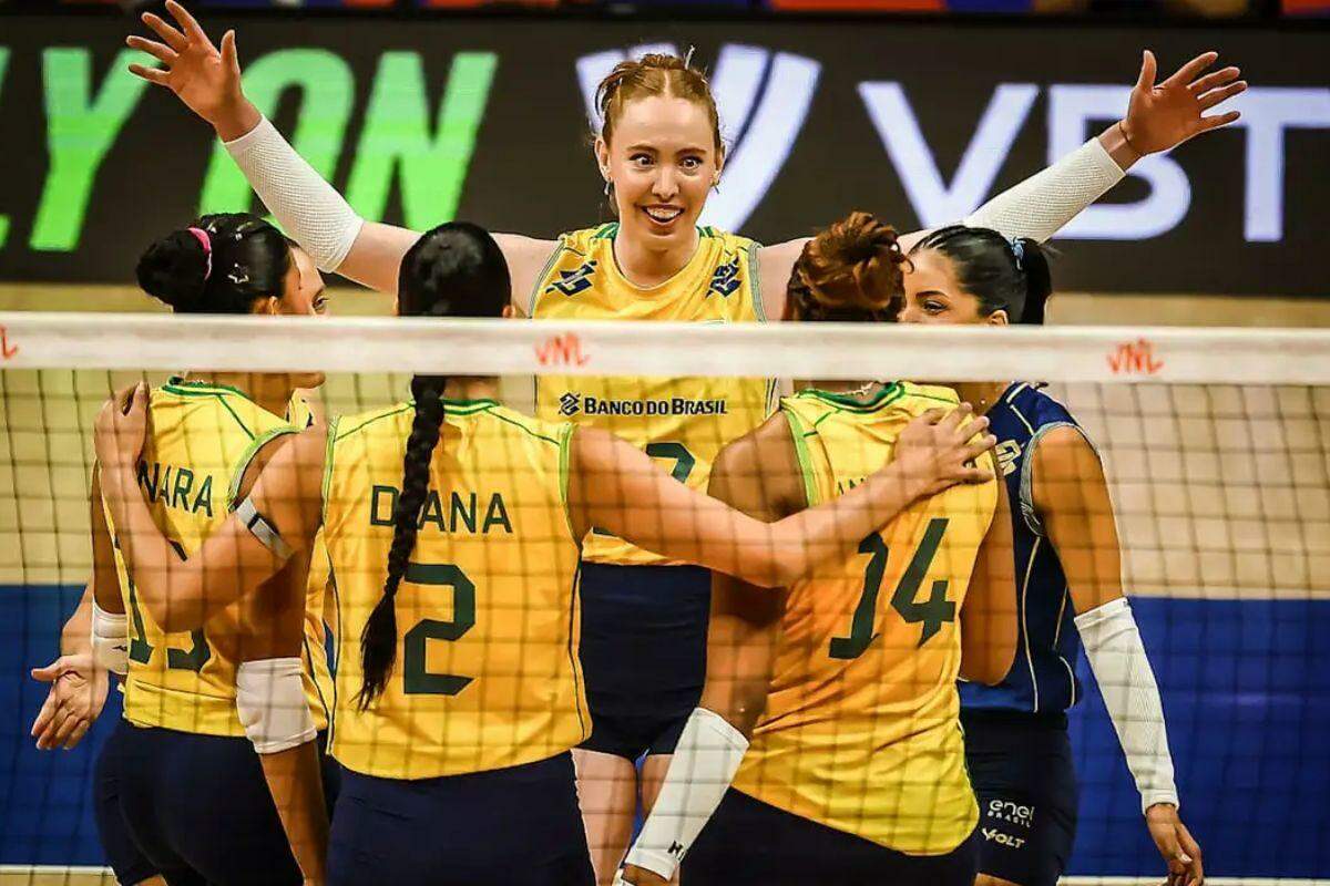 Seleção feminina de vôlei sofre no início, mas vence República Dominicana na Liga das Nações