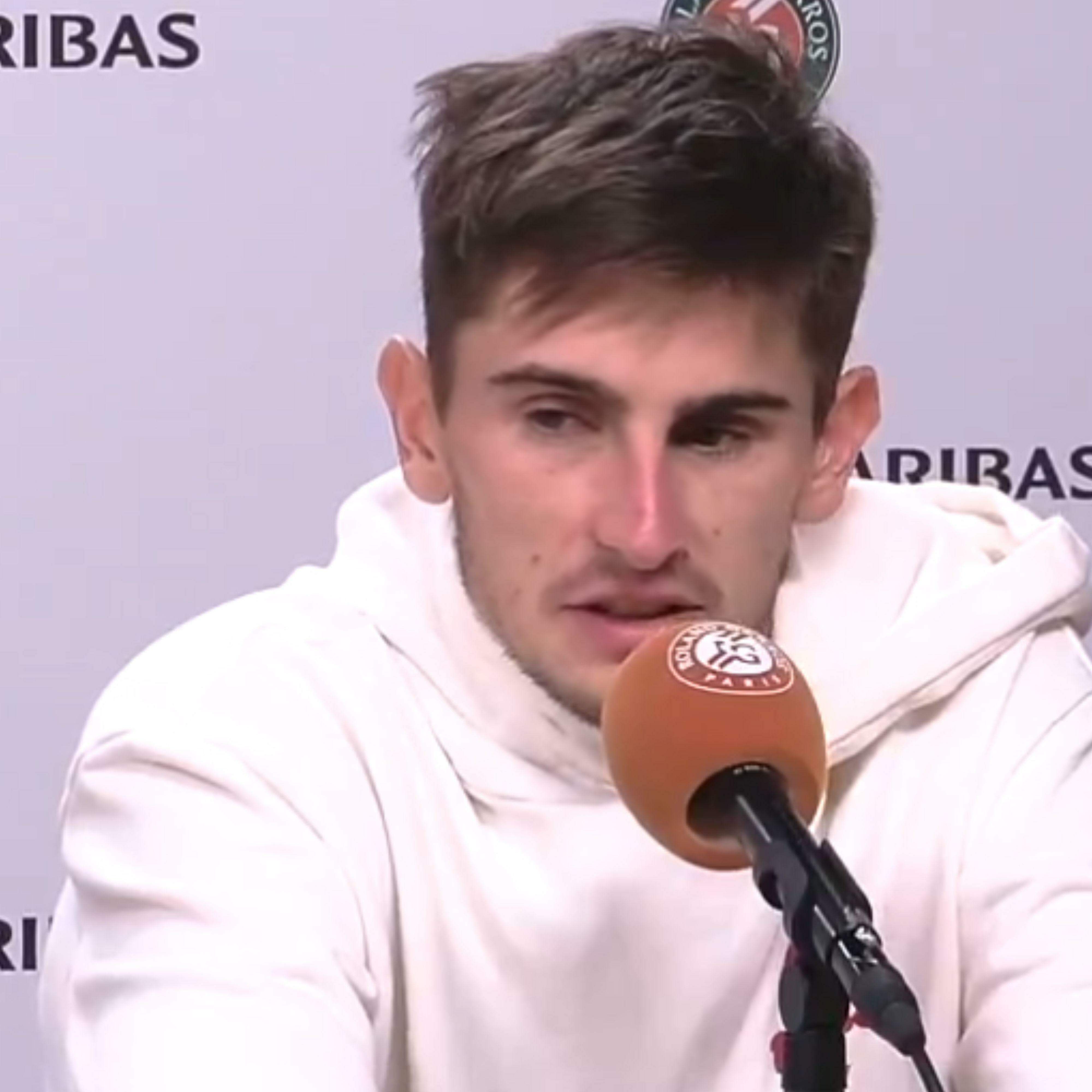 Arnaldi desiste da semi de Roland Garros por causa de virose e Cobolli faz final contra Zverev