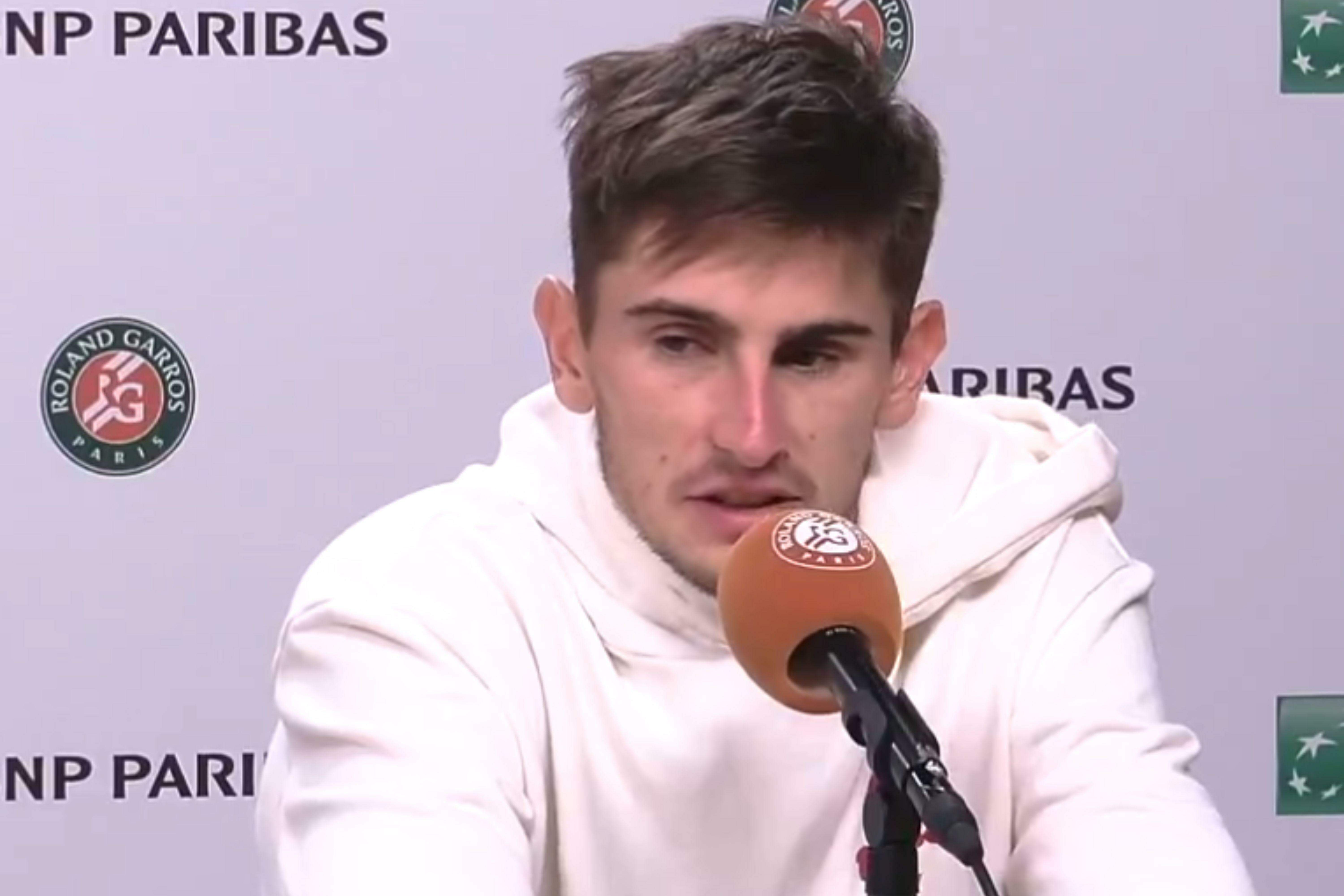 Arnaldi desiste da semi de Roland Garros por causa de virose e Cobolli faz final contra Zverev