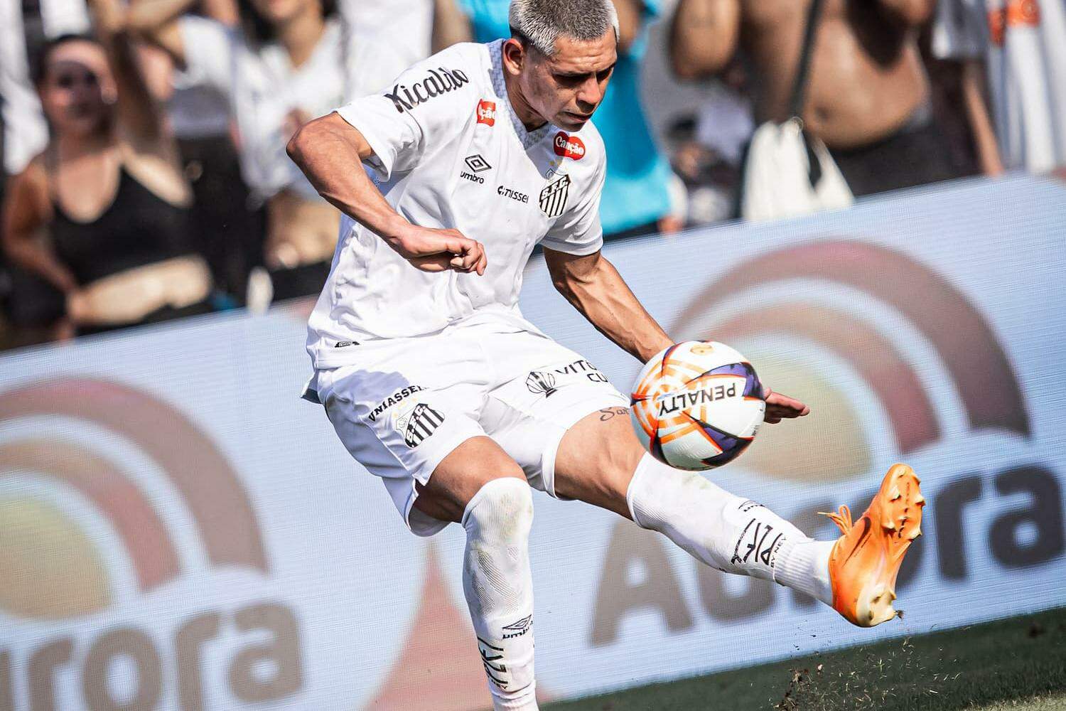 O paraguaio Gustavo Caballero não emplacou no Peixe, mas vai defender o Paraguai na Copa