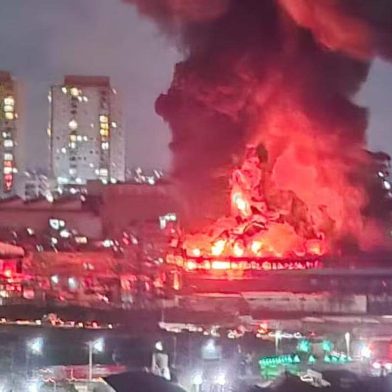 Incêndio de grandes proporções atingiu galpão em Guarulhos