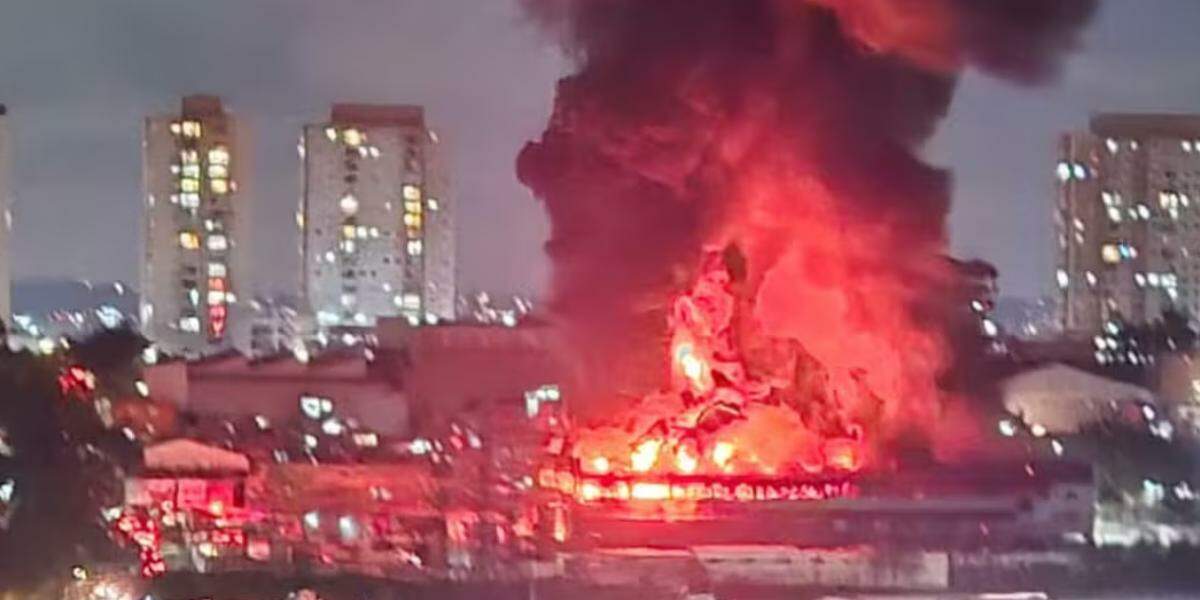 Incêndio de grandes proporções atingiu galpão em Guarulhos