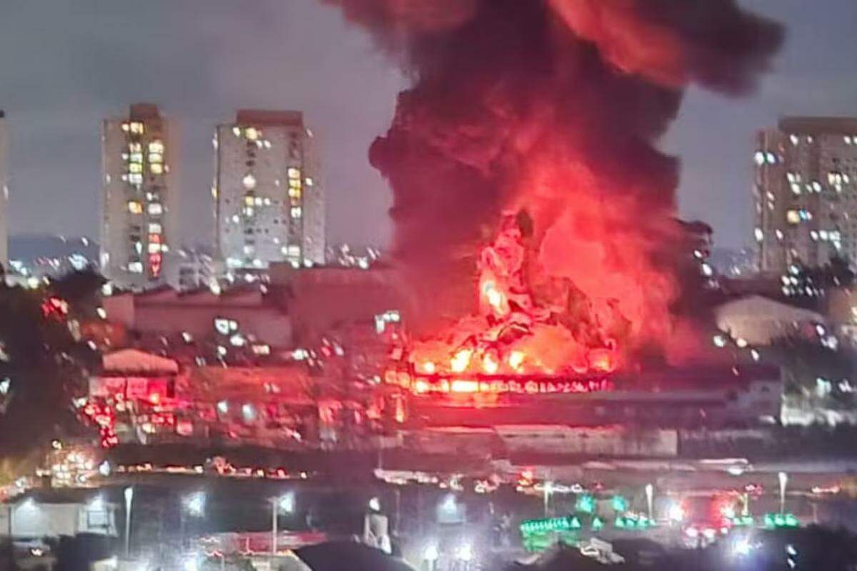 Incêndio de grandes proporções atingiu galpão em Guarulhos