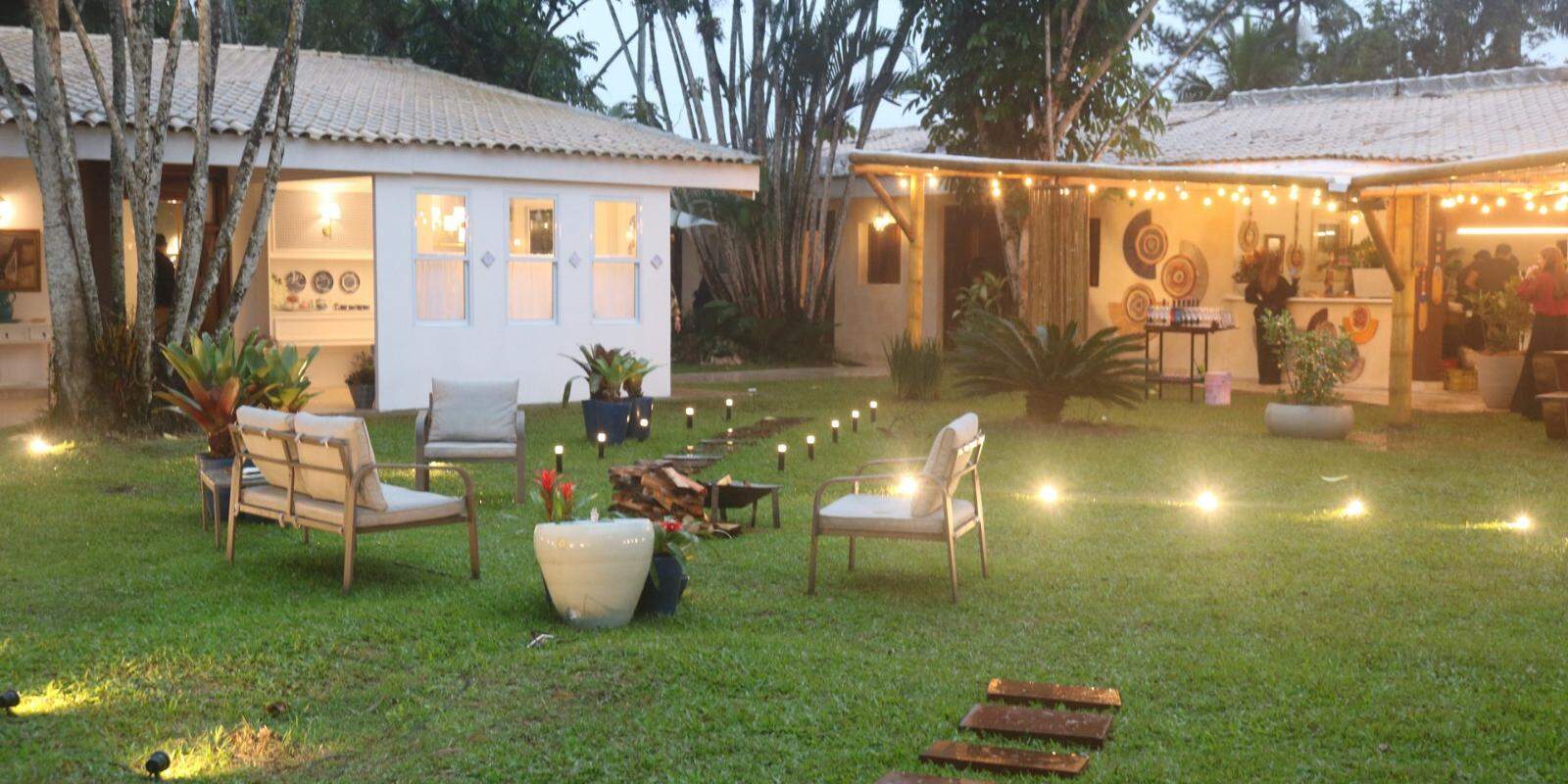 Pensado como uma arquitetura do encontro, o espaço integra gastronomia conforto convivência em uma atmosfera acolhedora com autenticidade de peças produzidas por artesãos