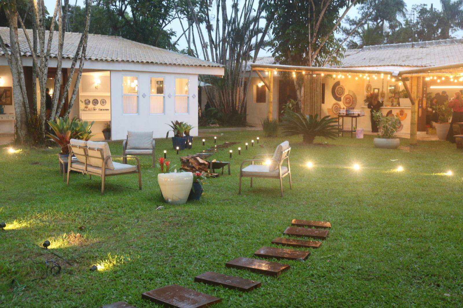 Pensado como uma arquitetura do encontro, o espaço integra gastronomia conforto convivência em uma atmosfera acolhedora com autenticidade de peças produzidas por artesãos