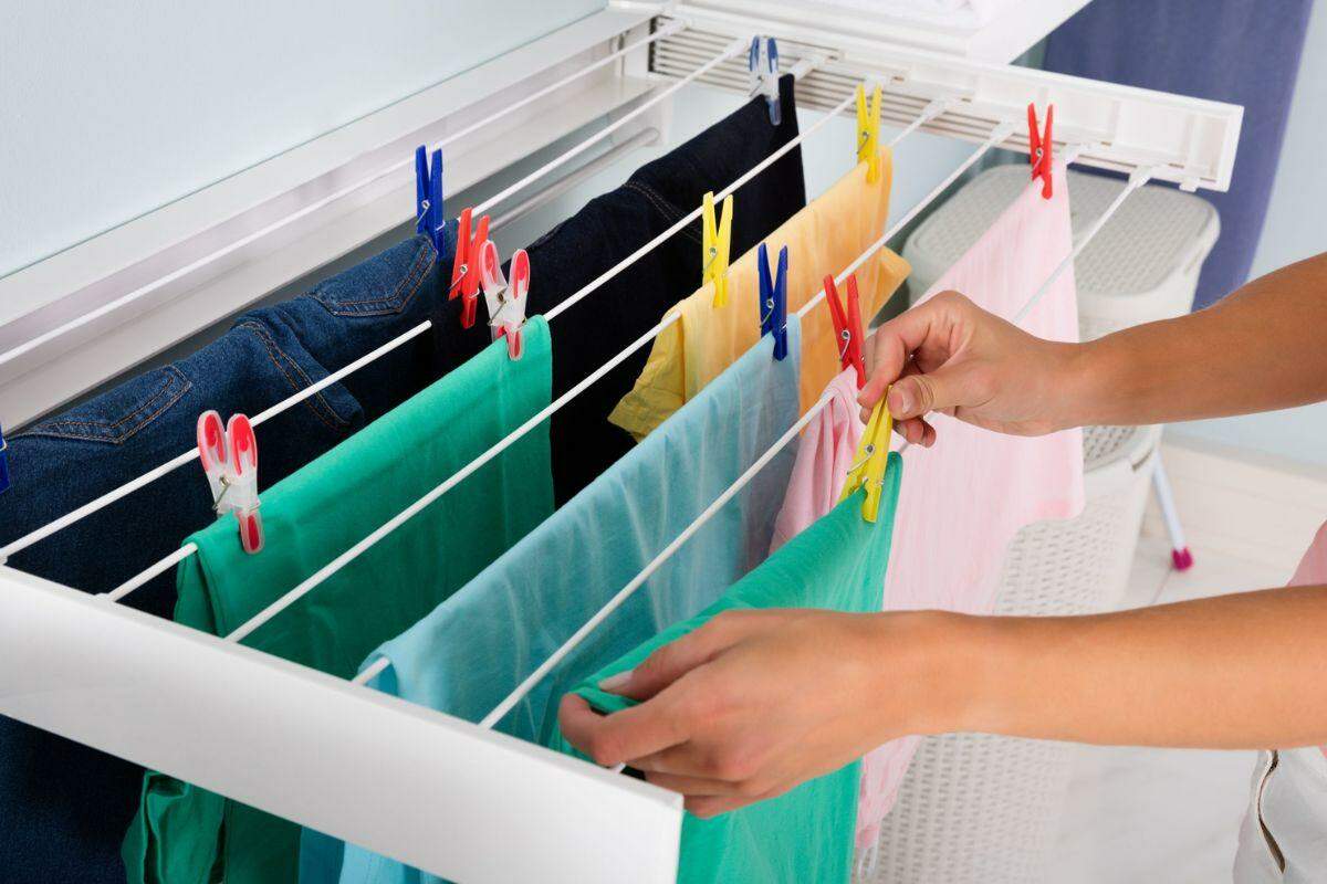 Truque da toalha promete secar roupas até duas vezes mais rápido nos dias frios