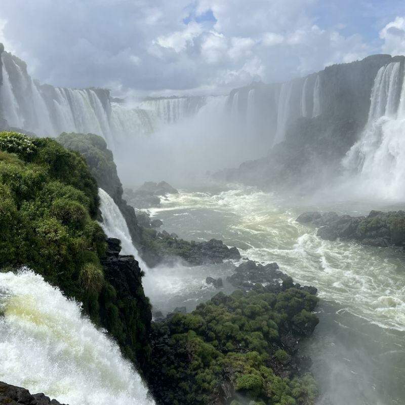 Homem pula na água perto das Cataratas do Iguaçu para resgatar celular