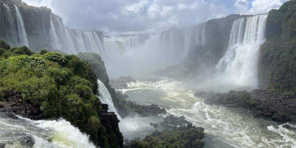 Homem pula na água perto das Cataratas do Iguaçu para resgatar celular