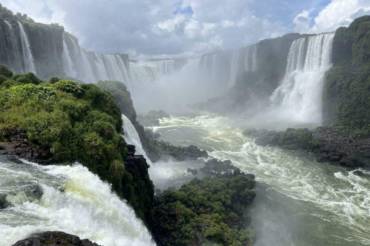 Homem pula na água perto das Cataratas do Iguaçu para resgatar celular