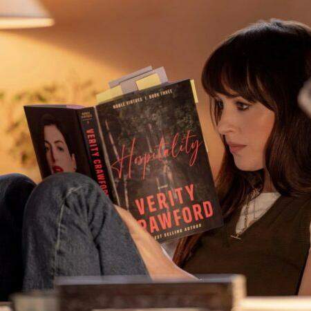 Anne Hathaway será Verity Crawford, no romance de Colleen Hoover