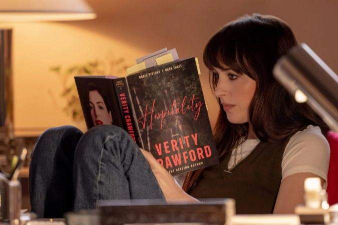 Anne Hathaway será Verity Crawford, no romance de Colleen Hoover