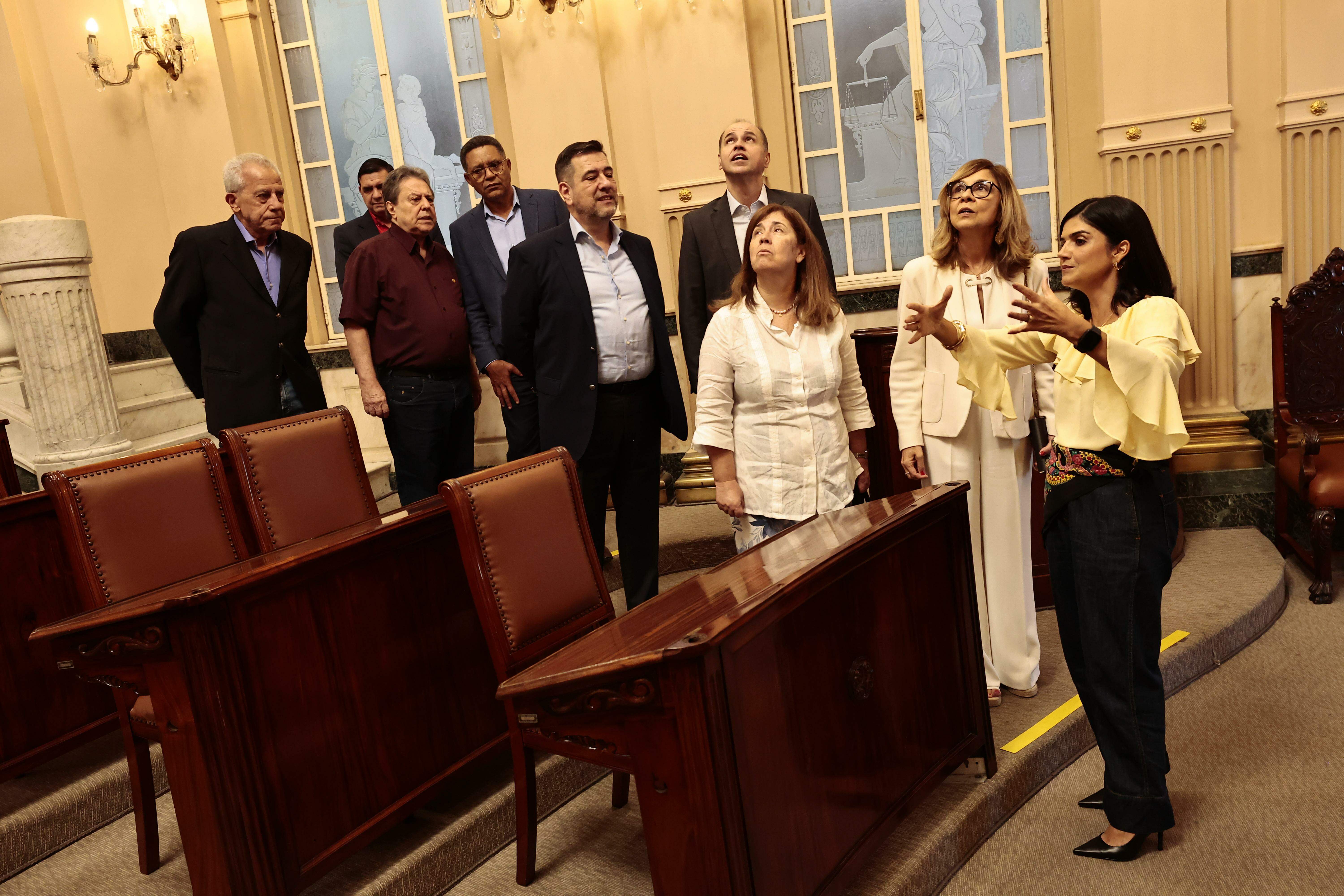 Prefeita em exercício Audrey Kleys (PSD) recebeu as autoridades, que também foram à Festa de Portugal
