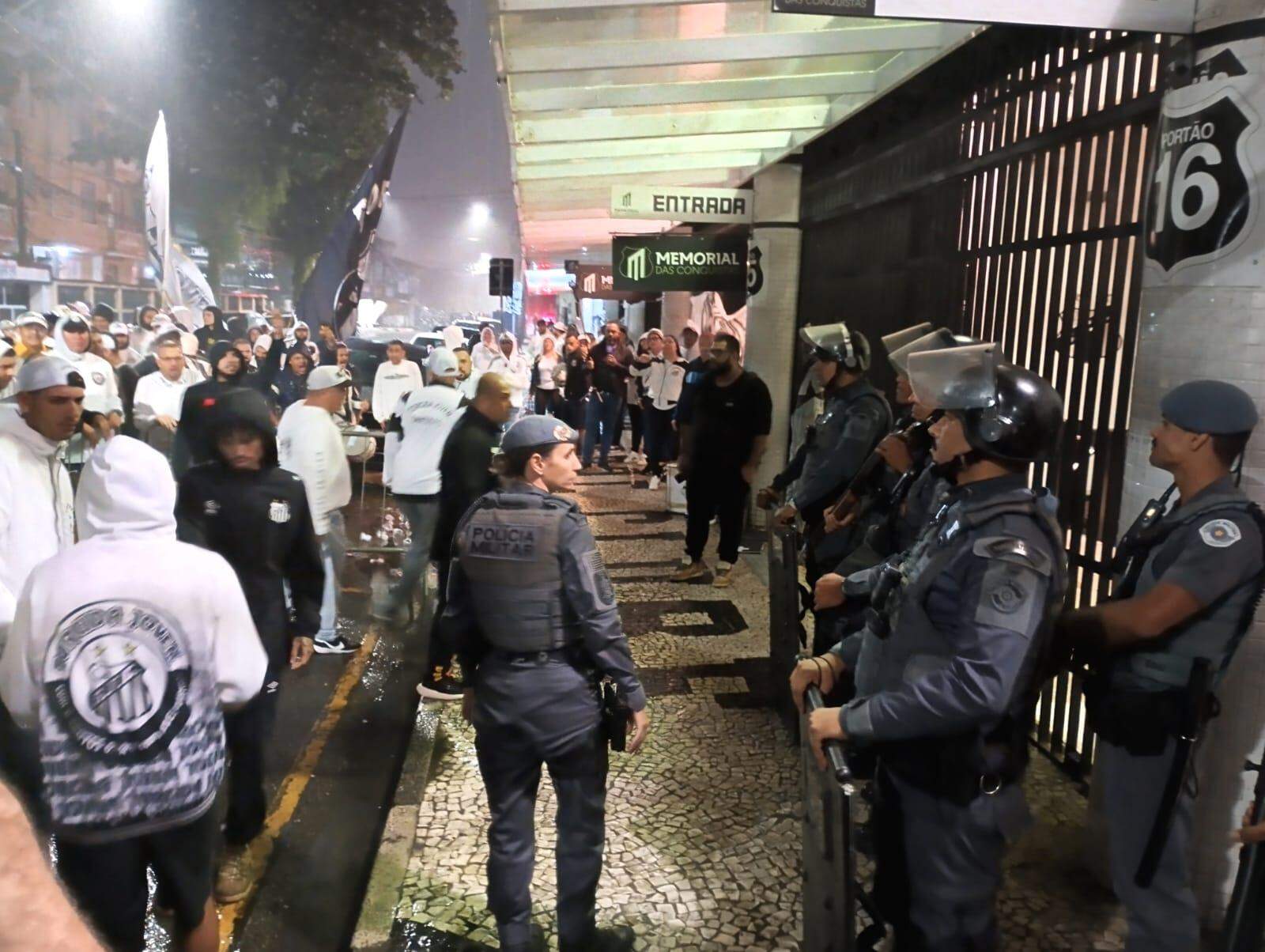 As reuniões do Conselho foram marcadas por protestos de torcedores na Vila Belmiro