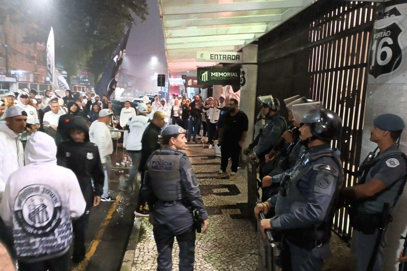 As reuniões do Conselho foram marcadas por protestos de torcedores na Vila Belmiro