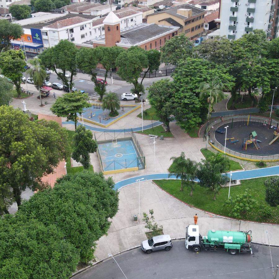 A Prefeitura de Santos considera trocar o material dos brinquedos infantis instalados em praças públicas