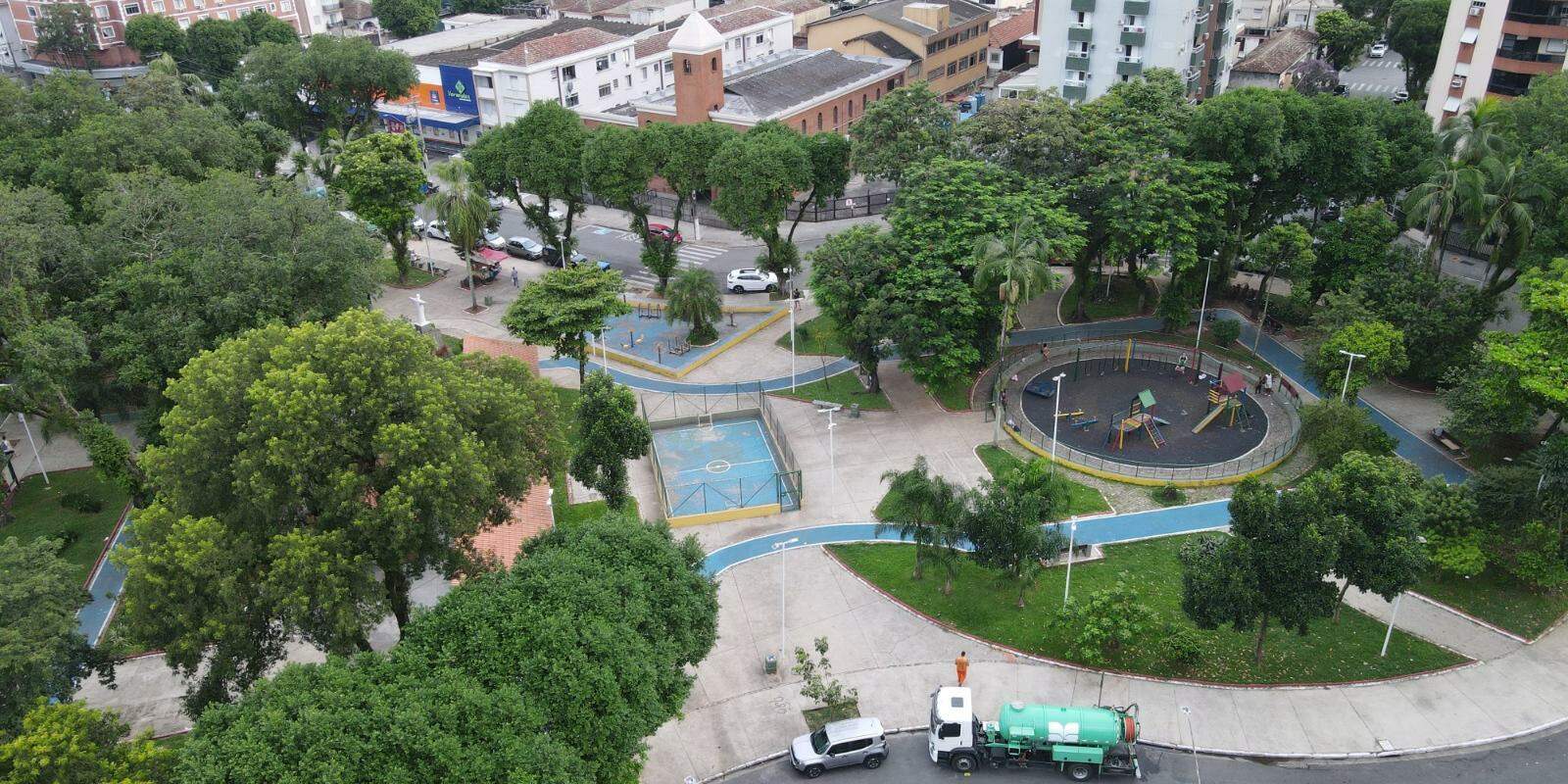 A Prefeitura de Santos considera trocar o material dos brinquedos infantis instalados em praças públicas