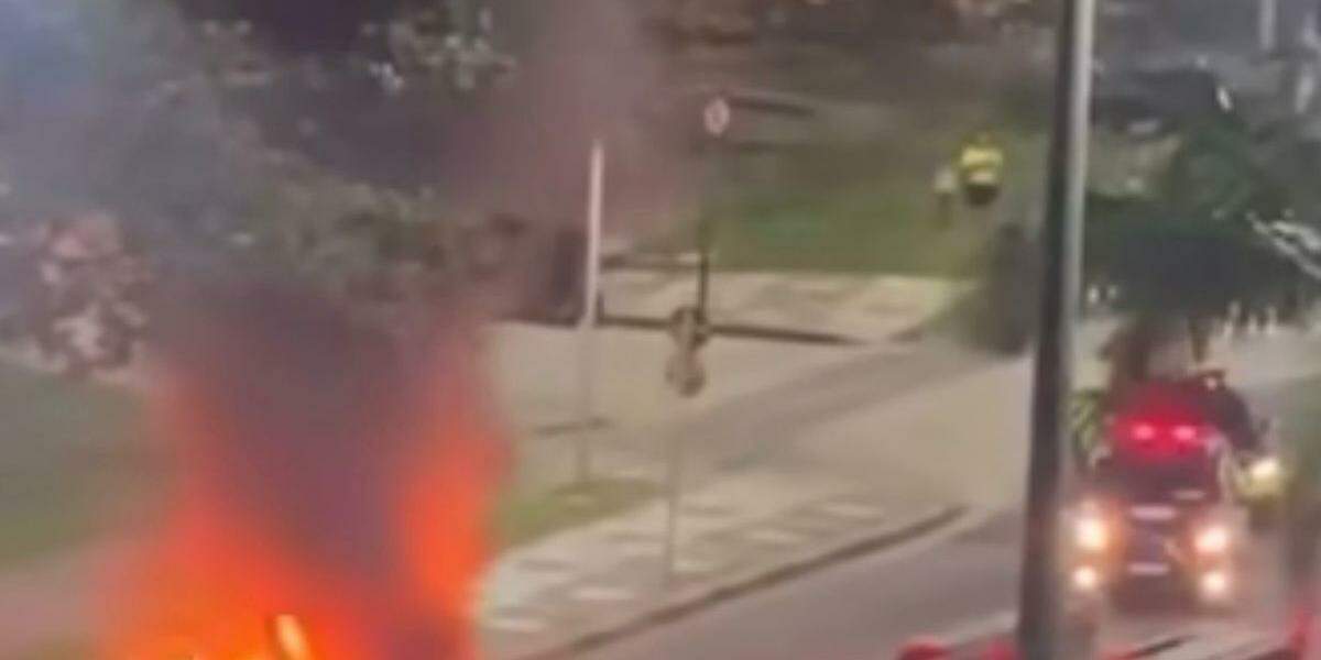 Incêndio aconteceu por volta das 21h49 de domingo (7)