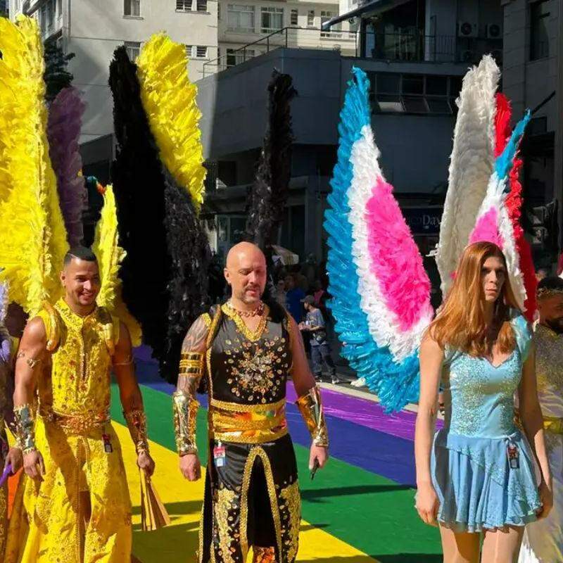 Parada LGBT+ entre o colorido de leques e o amarelo da Seleção