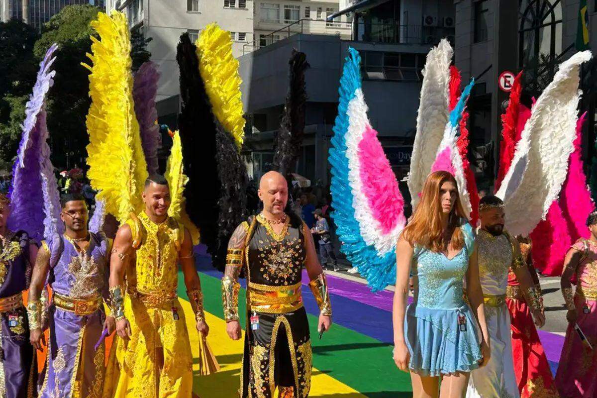 Parada LGBT+ entre o colorido de leques e o amarelo da Seleção