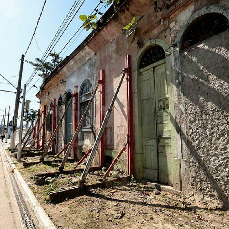 Imóveis na Rua Dr. Cochrane, por exemplo, ainda estão escoradas por vigas metálicas para não cederem