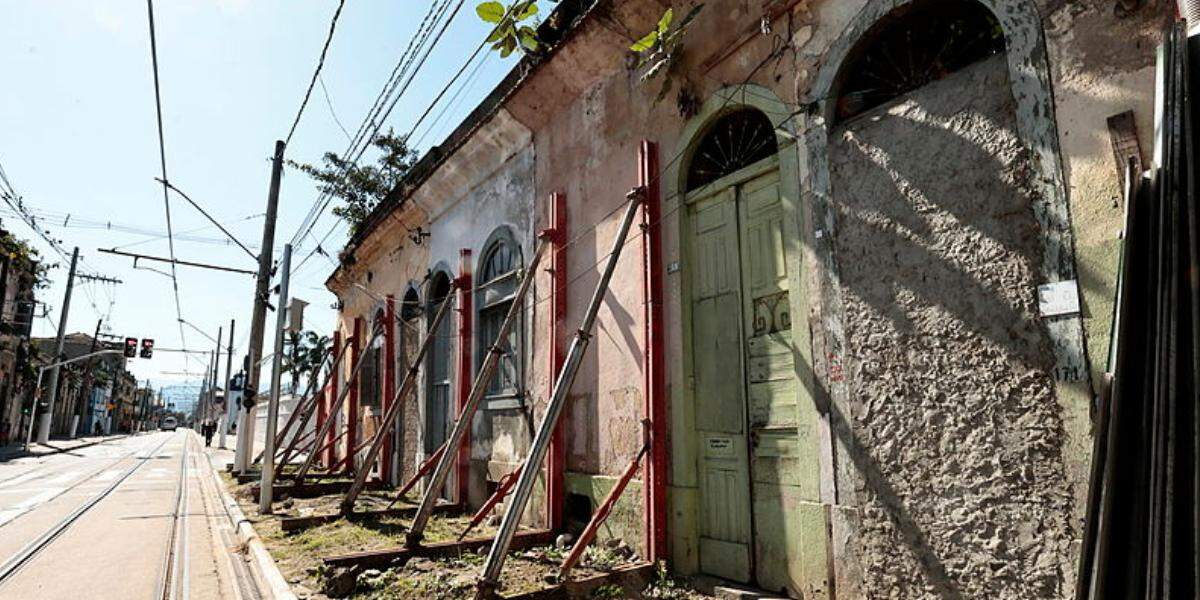 Imóveis na Rua Dr. Cochrane, por exemplo, ainda estão escoradas por vigas metálicas para não cederem
