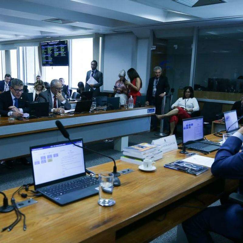Senadores discutem ritmo de tramitação da PEC do fim da escala 6x1
