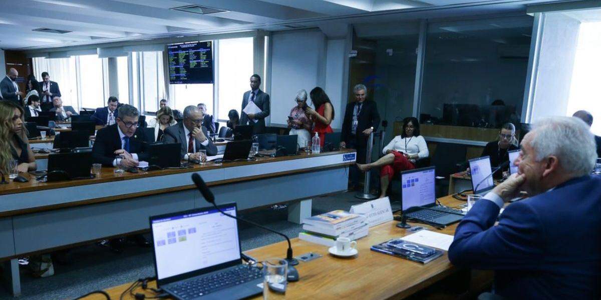 Senadores discutem ritmo de tramitação da PEC do fim da escala 6x1