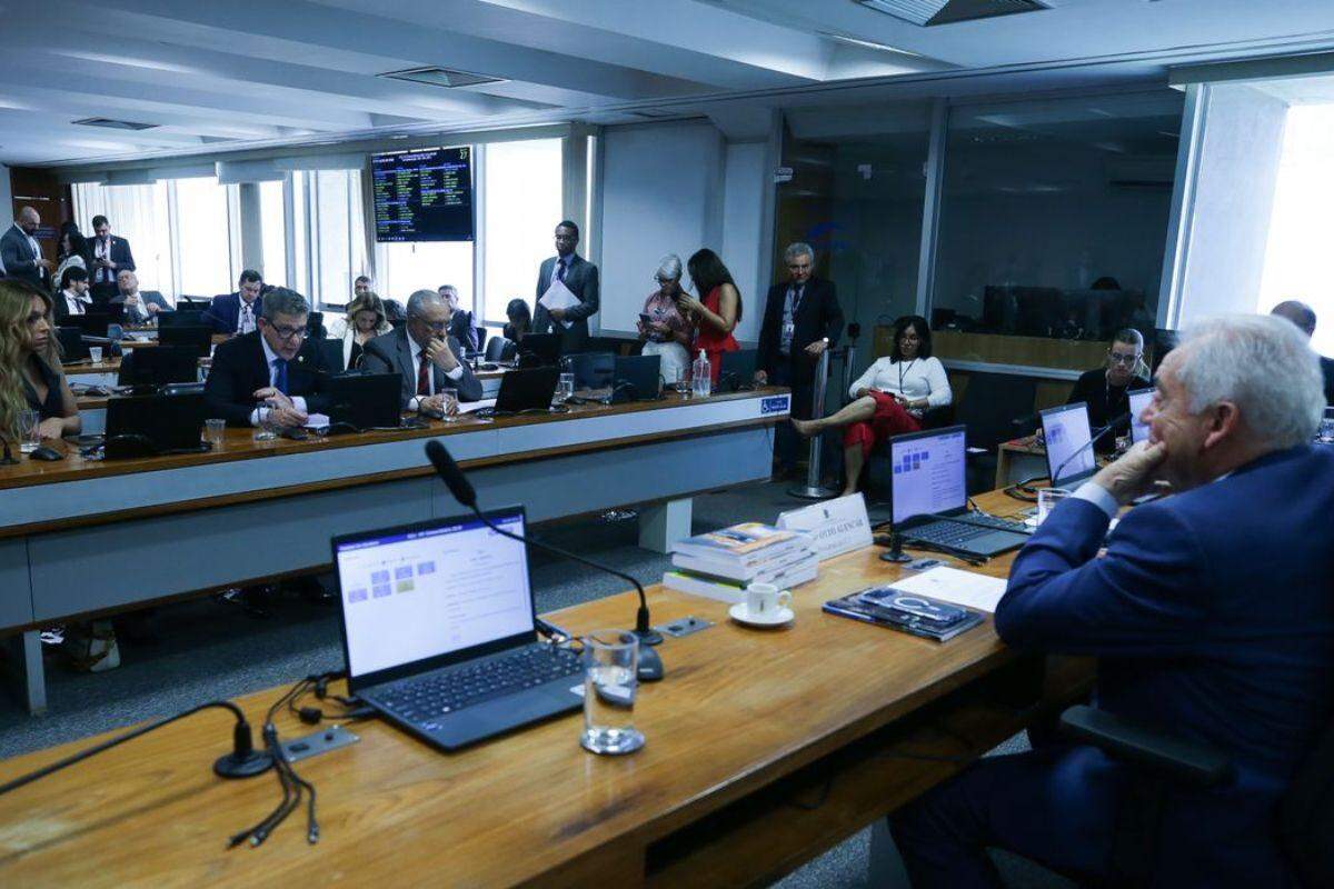 Senadores discutem ritmo de tramitação da PEC do fim da escala 6x1