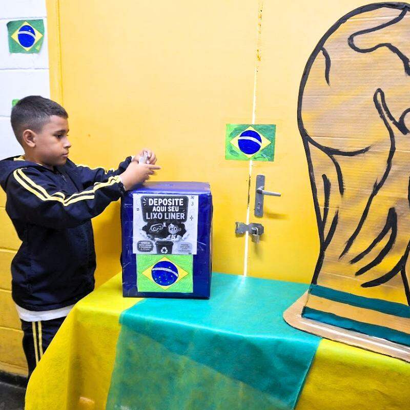 O liner das figurinhas é feito de papel siliconado e não pode ser reciclado pelos métodos convencionais