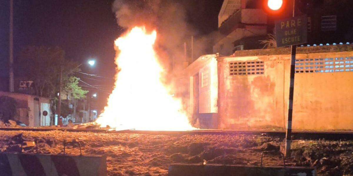 Moradores colocaram fogo na linha do trem como forma de protesto